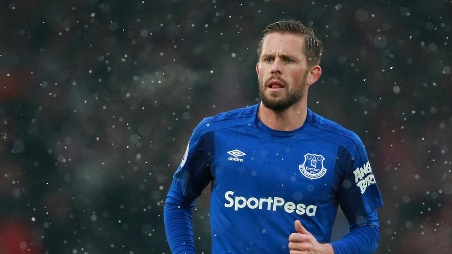 国际足球界推动裁判全程直播问询，确保判罚透明，2021足球国际级裁判